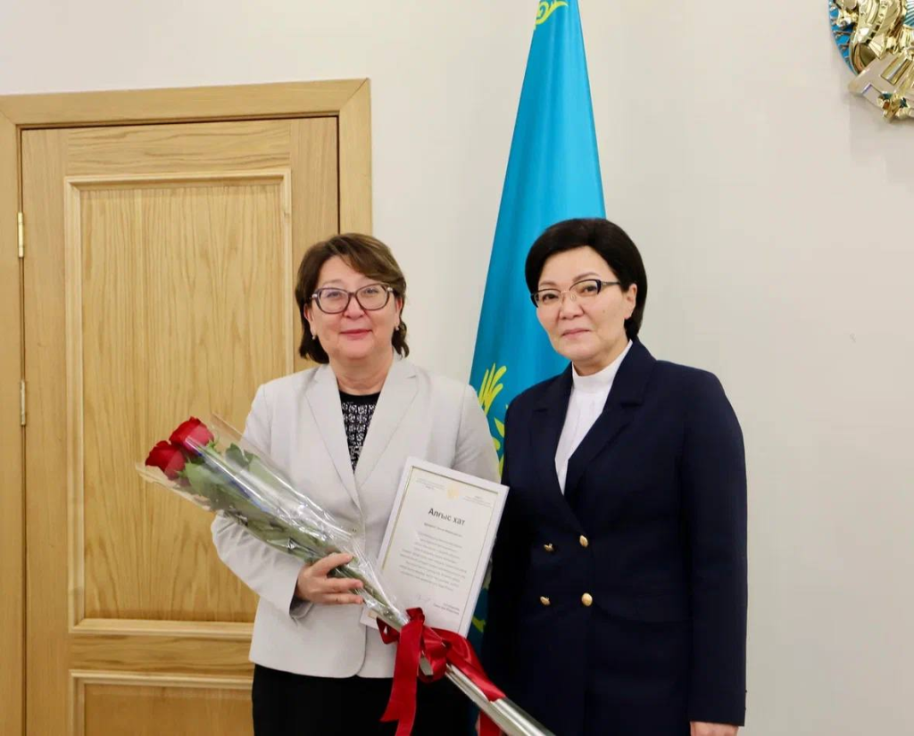 Медицина қызметкерлері күні аясында Еңбек министрі С.Жақыпова ЕҚРҒЗИ Бас директоры Л.Ақтаеваға алғыс хат марапаттады