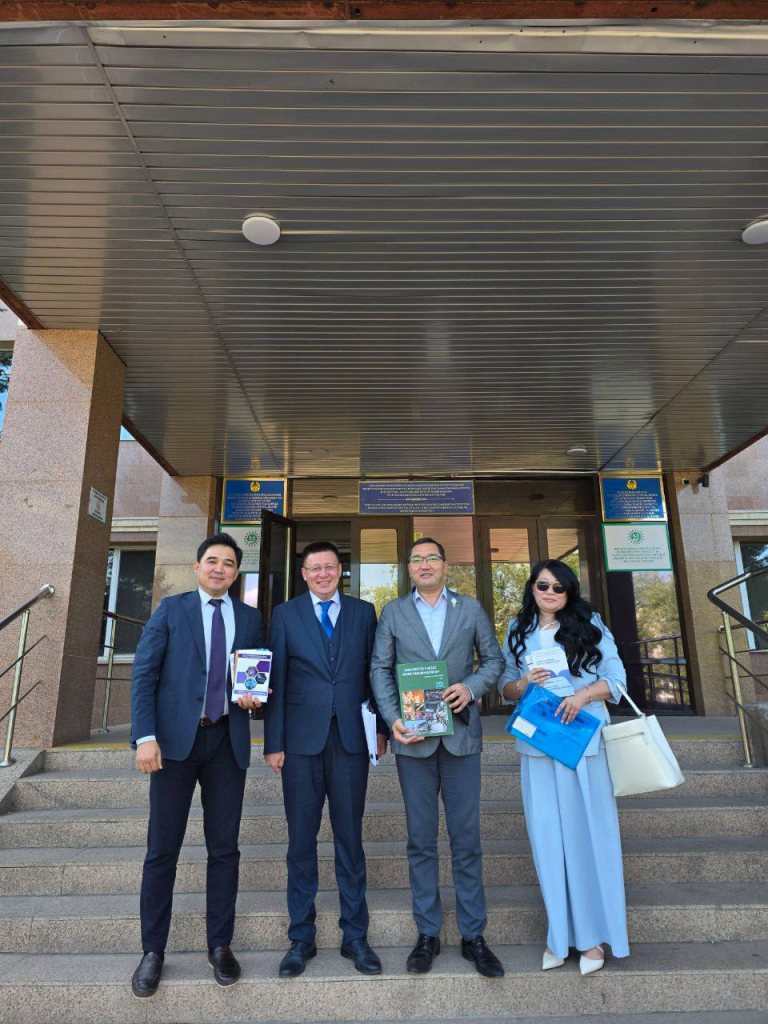 В РНИИОТ состоялось собрание коллектива, посвящённое 30-летию Конституции РК.